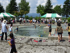 噴水池での水遊び