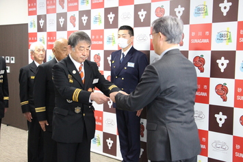 退任する砂川消防団田川正人団長