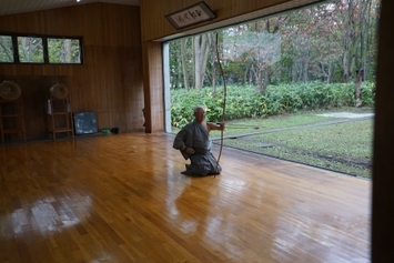 山本会長による矢渡しの様子1