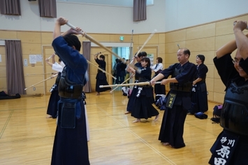 親の素振り練習風景