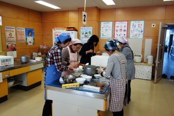 食生活改善協議会の皆様がおにぎりを作成している様子