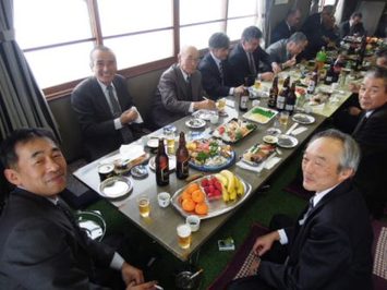 北光袋地町内会の風景。男性の方々が記念撮影している様子