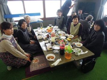 北光袋地町内会の風景。女性の方々が記念撮影している様子