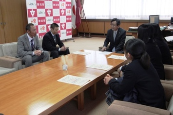 市長と顧問の先生が会話をしている様子