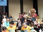 公演前の写真撮りの一場面。劇団の子どもたちが写っています