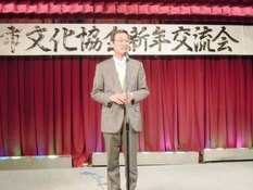 砂川市教育委員会の井上教育長が乾杯の挨拶をしている様子