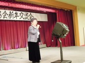 山本ナツ子さんがカラオケを披露している様子