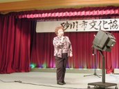 上野和恵さんがカラオケを披露している様子