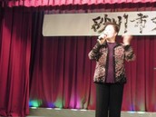 原田愛子さんがカラオケを披露している様子