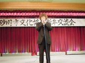 砂川市文化協会鉾井画伯が締めの挨拶をしている様子