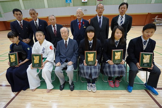 砂川体育協会役員、表彰を受けた方と記念写真