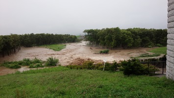 パンケ歌志内からの濁流荒れる砂川遊水地