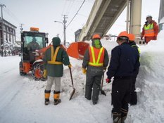 歩道橋付近で除雪に励む様子