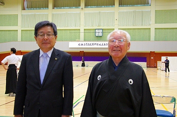 砂川弓道連盟山本会長と砂川市長