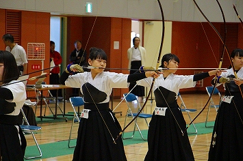 砂川高校弓道部の選手達が弓を構えているところ