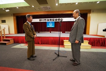 小泉会長からソフトボール協会阿部さんへ功労表彰