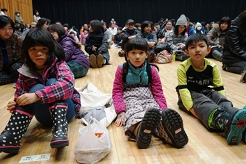 抽選会を待っている子ども達