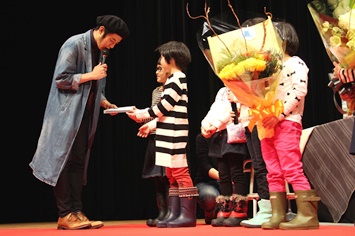 子ども達からお祝いを贈呈