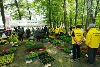 砂川希望学院の苗と民生児童委員協議会の皆さん。