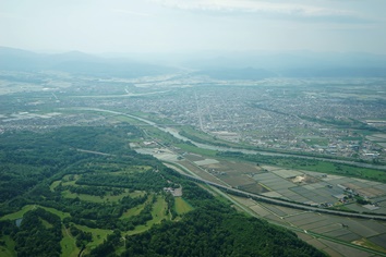 手前空知カントリーと空知川、