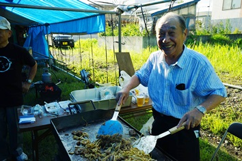 肉を焼く青木さん