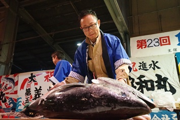 池内商店のマグロの解体ショー