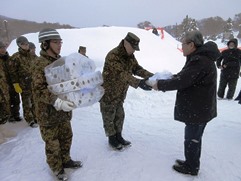 自衛隊雪中遊具制作激励