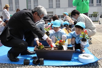 園児と一緒に植栽