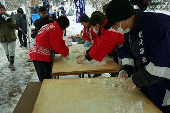 餅つき保存会による餅つき3