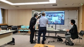 WEB会議のモニター画面