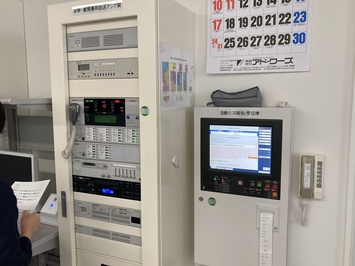 3階総務課にある自動火災報知・受信機(写真右)