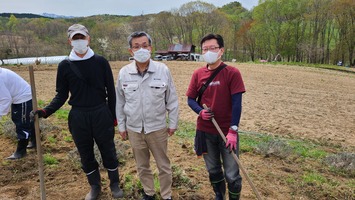 左から小黒議員、差し入れに来た石家観光協会会長、北海道開発局札幌開発建設部岩崎滝川河川事務所長