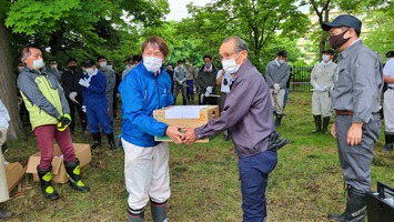 砂川ライオンズクラブ村中会長より北川組合長へ飲み物の差し入れ