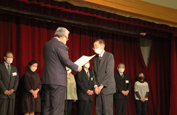 感謝状贈呈（吉田氏）