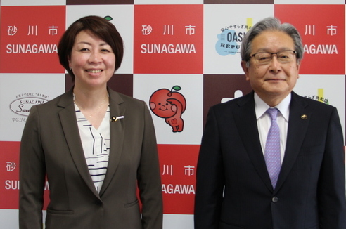 植村真美北海道議会議員(写真左)