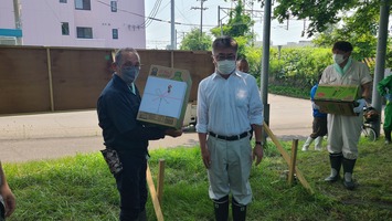 砂川ライオンズクラブ山田会長から飲み物の差し入れ