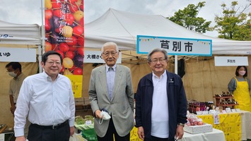 写真左から泉山社長、平尾会長