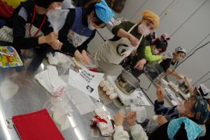 調理している写真