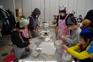 調理をしている写真