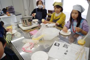 食事をしている写真