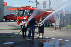 放水している子ども