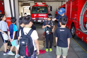 空気呼吸器をつけている子ども