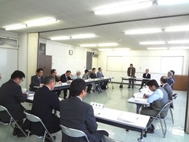 会議室で議案を審議する様子