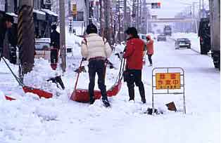 流雪溝による除雪を行っている様子