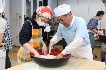 一生懸命そば粉を練っています