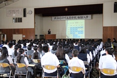 真剣に学校の説明を聞いています