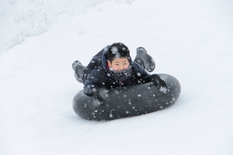 雪山滑り台の様子(ゴムチューブで滑ろう)