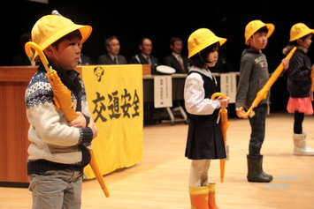 黄色い帽子と傘がプレゼントされました