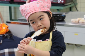 つまみ食いをする子どもも